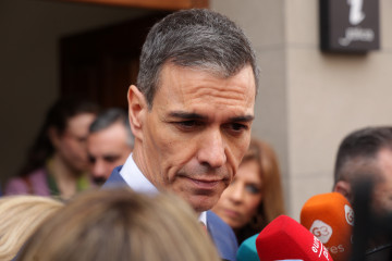 El presidente del Gobierno, Pedro Sánchez, a la salida de la capilla ardiente por Fernando Ónega situada en la Casa de Galicia de Madrid, a 04 de marzo de 2026, en Madrid (España). El periodista Fe