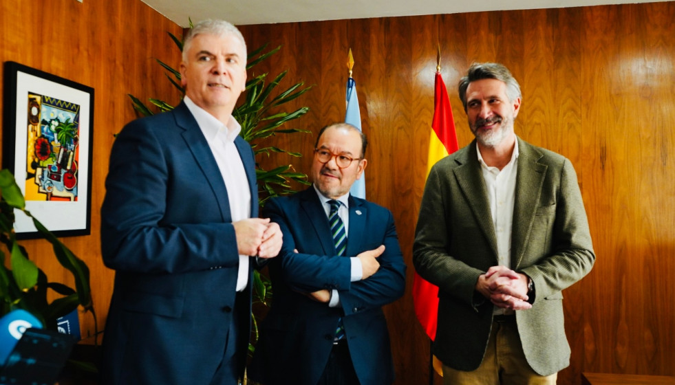 El catedrático de Economía Aplicada de la USC Santiago Lago, el rector de la USC, Antonio López, y el presidente de la Fegamp, Alberto Varela