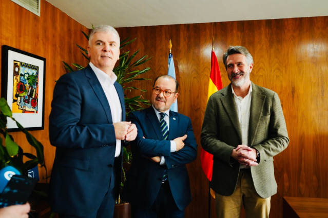 El catedrático de Economía Aplicada de la USC Santiago Lago, el rector de la USC, Antonio López, y el presidente de la Fegamp, Alberto Varela