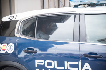 Archivo - Agentes de la policía nacional detienen a una persona por la reyerta de Ribeira, a 11 de julio de 2025, en Ribeira, A Coruña, Galicia (España). Otras seis personas fueron detenidas ayer, 