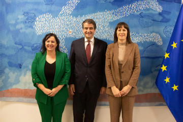 La portavoz nacional del BNG, Ana Pontón, se reúne con el comisario de Fondos y Reformas de la UE, Raffaele Fitto, acompañada de la eurodiputada del Bloque, Ana Miranda.