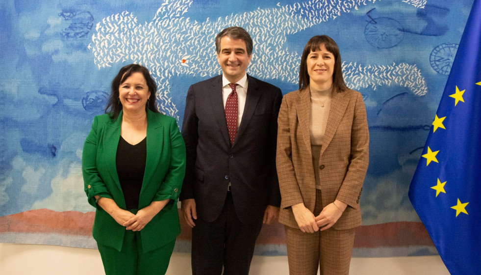 La portavoz nacional del BNG, Ana Pontón, se reúne con el comisario de Fondos y Reformas de la UE, Raffaele Fitto, acompañada de la eurodiputada del Bloque, Ana Miranda.