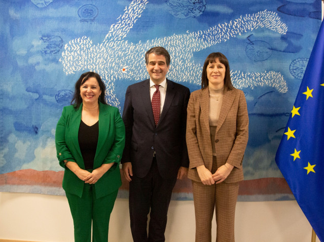 La portavoz nacional del BNG, Ana Pontón, se reúne con el comisario de Fondos y Reformas de la UE, Raffaele Fitto, acompañada de la eurodiputada del Bloque, Ana Miranda.