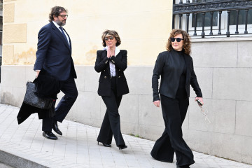 Sonsoles Ónega, su pareja, Juan Montes, y Cristina Ónega junto a su marido llegan a la capilla ardiente situada en la Casa de Galicia de Madrid, a 04 de marzo de 2026, en Madrid (España). El period