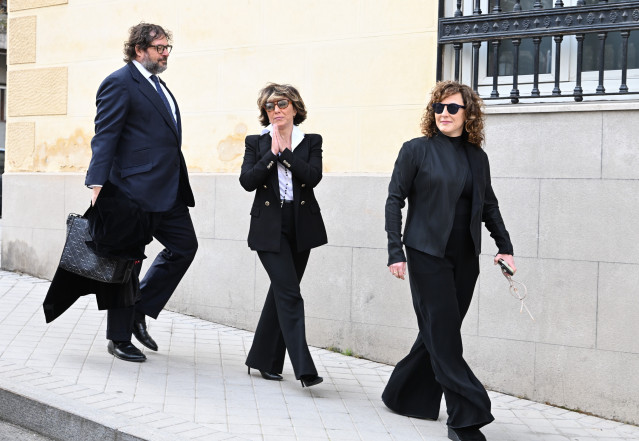 Sonsoles Ónega, su pareja, Juan Montes, y Cristina Ónega junto a su marido llegan a la capilla ardiente situada en la Casa de Galicia de Madrid, a 04 de marzo de 2026, en Madrid (España). El periodista Fernando Ónega ha muerto a los 78 años.