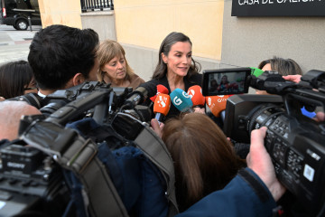 (I-D) Marta Carazo y la Reina Letizia atienden a los medios a su llegada a la capilla ardiente por Fernando Ónega situada en la Casa de Galicia de Madrid, a 04 de marzo de 2026, en Madrid (España). 
