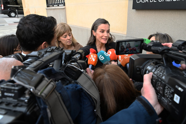 (I-D) Marta Carazo y la Reina Letizia atienden a los medios a su llegada a la capilla ardiente por Fernando Ónega situada en la Casa de Galicia de Madrid, a 04 de marzo de 2026, en Madrid (España). El periodista Fernando Ónega ha muerto a los 78 años.