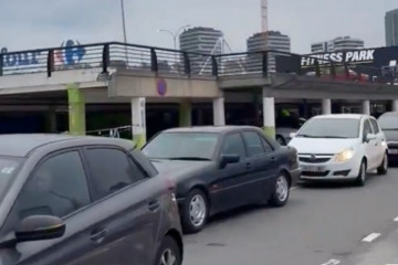 Cola en la gasolinera del Carrefour de A Coruña en una imagen de EloyTP del lunes