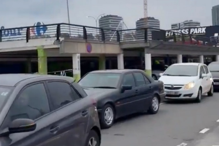 Cola en la gasolinera del Carrefour de A Coruña en una imagen de EloyTP del lunes