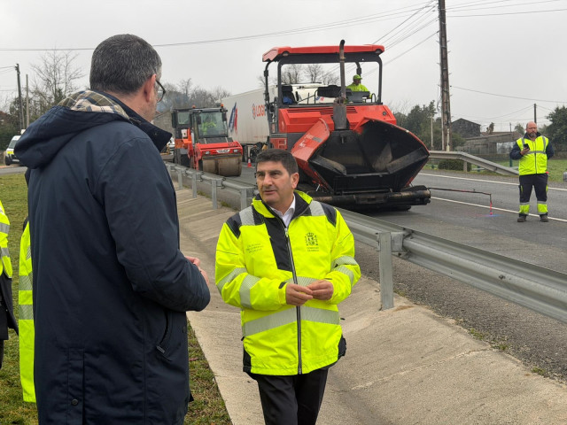 El delegado del Gobierno en Galicia, Pedro Blanco, supervisa el inicio de las obras en la N-550, en Ordes (A Coruña).