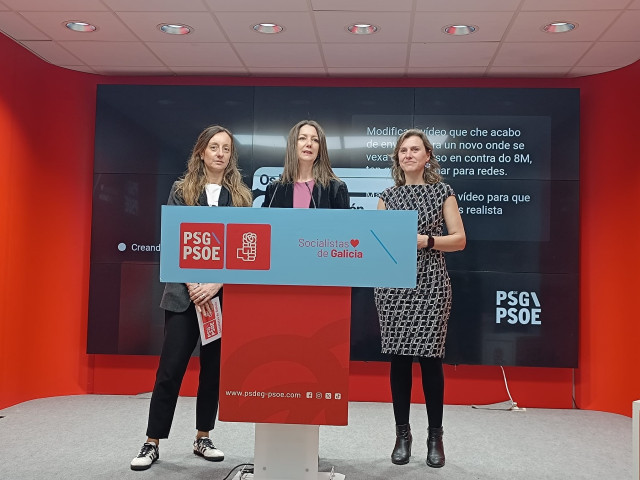 La portavoz de Igualdade del PSdeG en el Parlamento, Paloma Castro; la secretaria de Organización, Lara Méndez, y la responsable de Igualdade de la Ejecutiva del PSdeG, Natalia González, en rueda de prensa