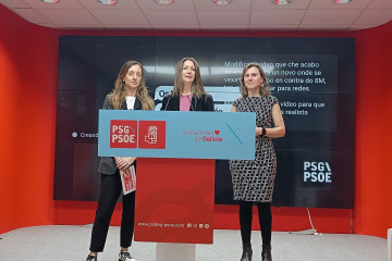 La portavoz de Igualdade del PSdeG en el Parlamento, Paloma Castro; la secretaria de Organización, Lara Méndez, y la responsable de Igualdade de la Ejecutiva del PSdeG, Natalia González, en rueda d