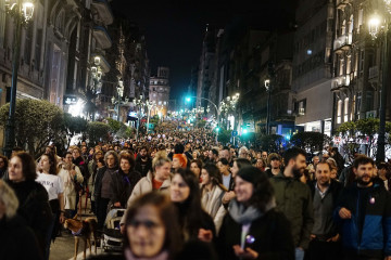 Archivo - Cientos de personas durante la manifestación convocada en Vigo el año pasado.