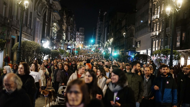 Archivo - Cientos de personas durante la manifestación convocada en Vigo el año pasado.