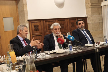 El CEO de Hatta Energy, Javier Alonso, en el centro, junto al director financiero (a su izquierda) y responsable de asesoramiento legal (a su derecha)