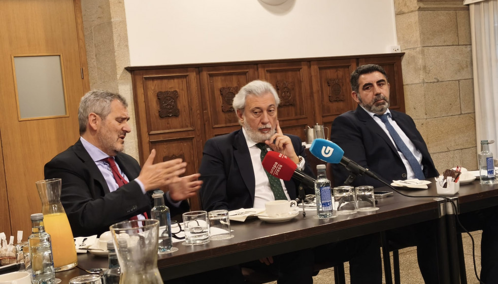 El CEO de Hatta Energy, Javier Alonso, en el centro, junto al director financiero (a su izquierda) y responsable de asesoramiento legal (a su derecha)