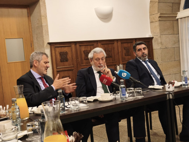 El CEO de Hatta Energy, Javier Alonso, en el centro, junto al director financiero (a su izquierda) y responsable de asesoramiento legal (a su derecha)