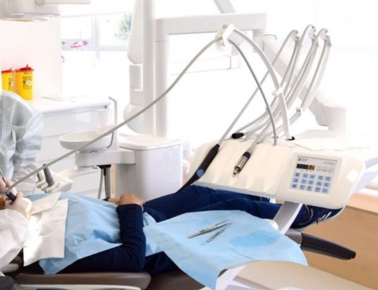 Falsa dentista y la dueña de una clínica dental en Lugo, en el banquillo de los acusados