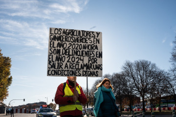 Archivo - Un agricultor con un cartel durante una protesta de agricultores y ganaderos frente al Ministerio de Agricultura, a 16 de diciembre de 2024, en Madrid (España). Los agricultores y ganaderos