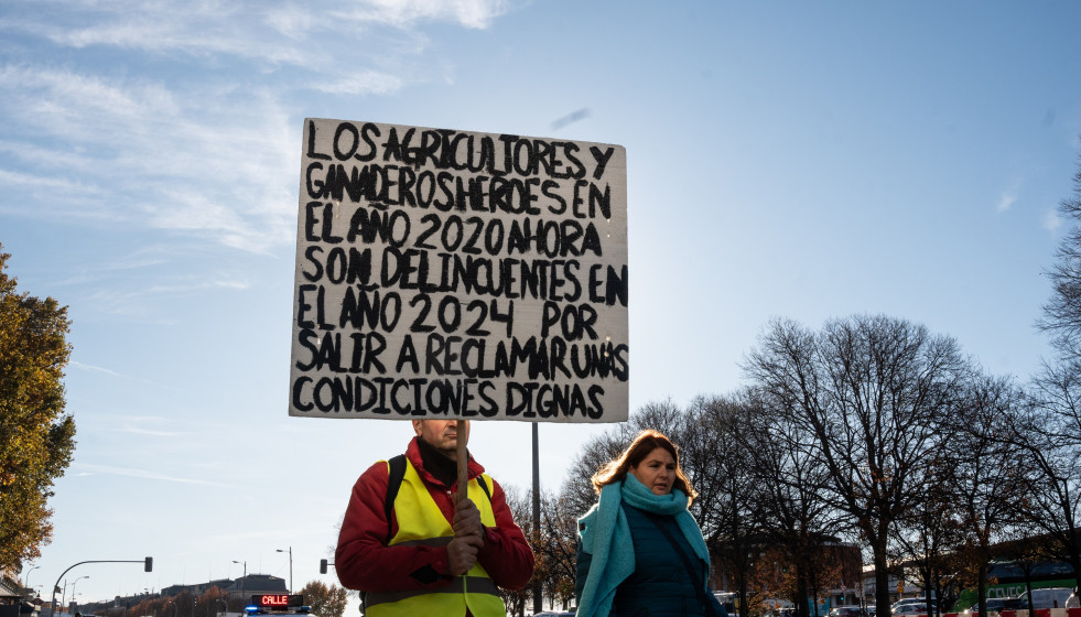 Archivo - Un agricultor con un cartel durante una protesta de agricultores y ganaderos frente al Ministerio de Agricultura, a 16 de diciembre de 2024, en Madrid (España). Los agricultores y ganaderos