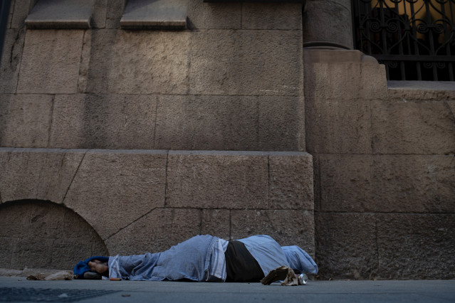 Archivo - Una persona duerme en la calle, a 14 de diciembre de 2023, en Barcelona, Catalunya (España). El riesgo de pobreza en el área metropolitana de Barcelona es de un 21,2%, según un estudio de la Cambra de Comerç, una cifra superior a la del anterior