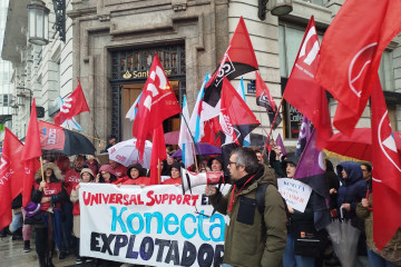 Personal de Universal Support  se concentra ante el Banco Santander