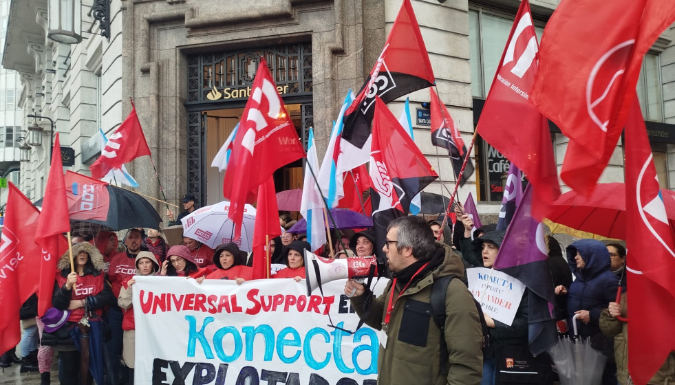 Personal de Universal Support  se concentra ante el Banco Santander