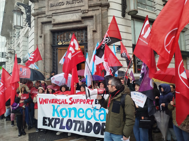 Personal de Universal Support  se concentra ante el Banco Santander