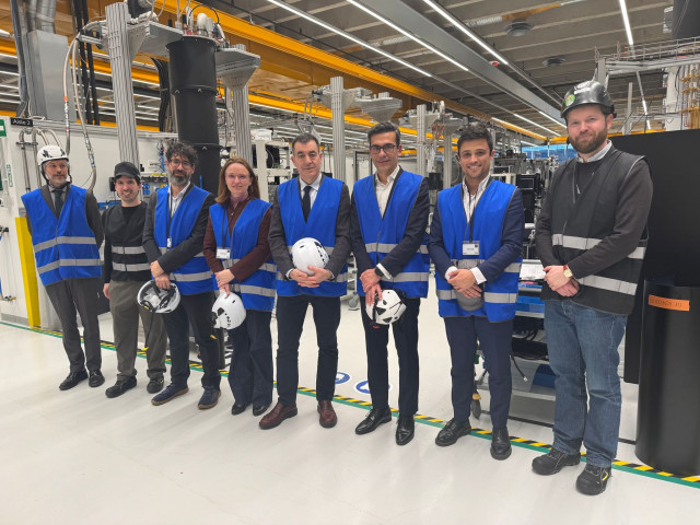 Román Rodríguez visita en Finlandia la empresa IQM, fabricante del nuevo ordenador cuántico del Cesga.
