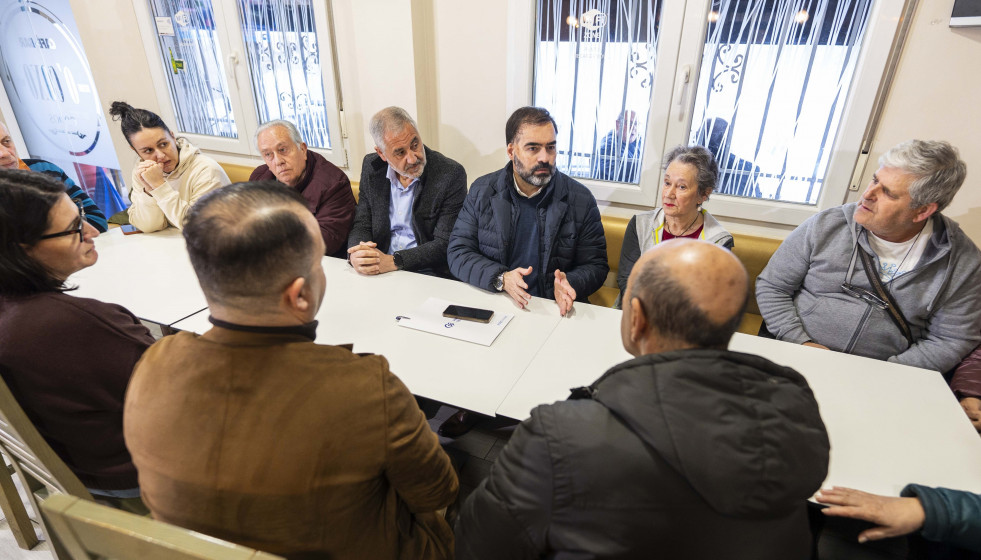 El portavoz parlamentario del PPdeG, Alberto Pazos, en su visita a Caldas (Pontevedra)