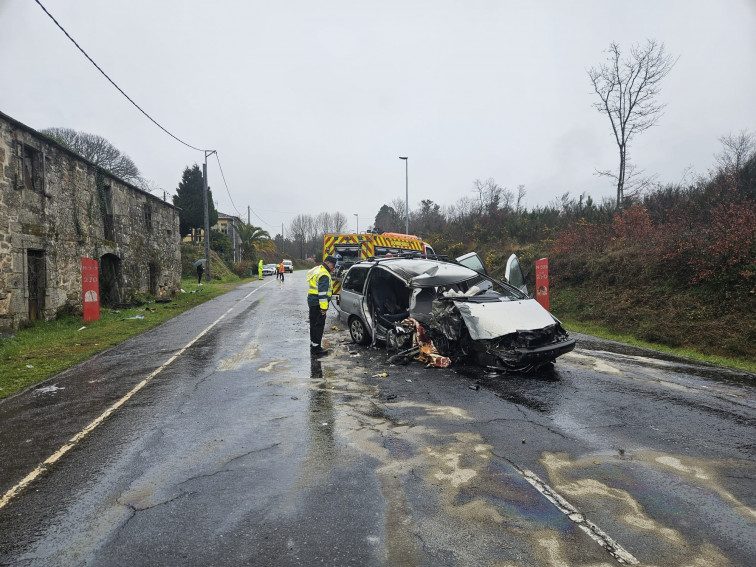 Un coche se estrella contra una casa en Piñor y deja a dos de sus tres ocupantes heridos de gravedad
