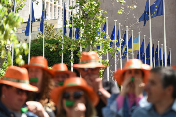 Archivo - Varias personas durante una concentración de agricultores convocada por la Unión de Pequeños Agricultores y Ganaderos (UPA), frente a la sede de la Unión Europea en Madrid, a 20 de mayo 