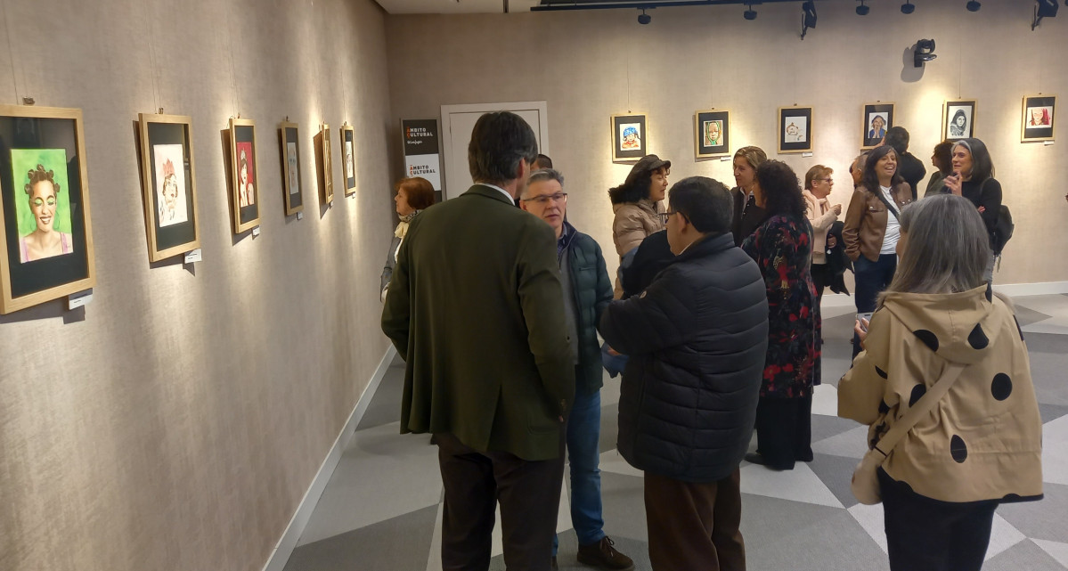 Pu00fablico en la inauguraciu00f3n de la Exposiciu00f3n Las chicas de Eli de Cristina Corral