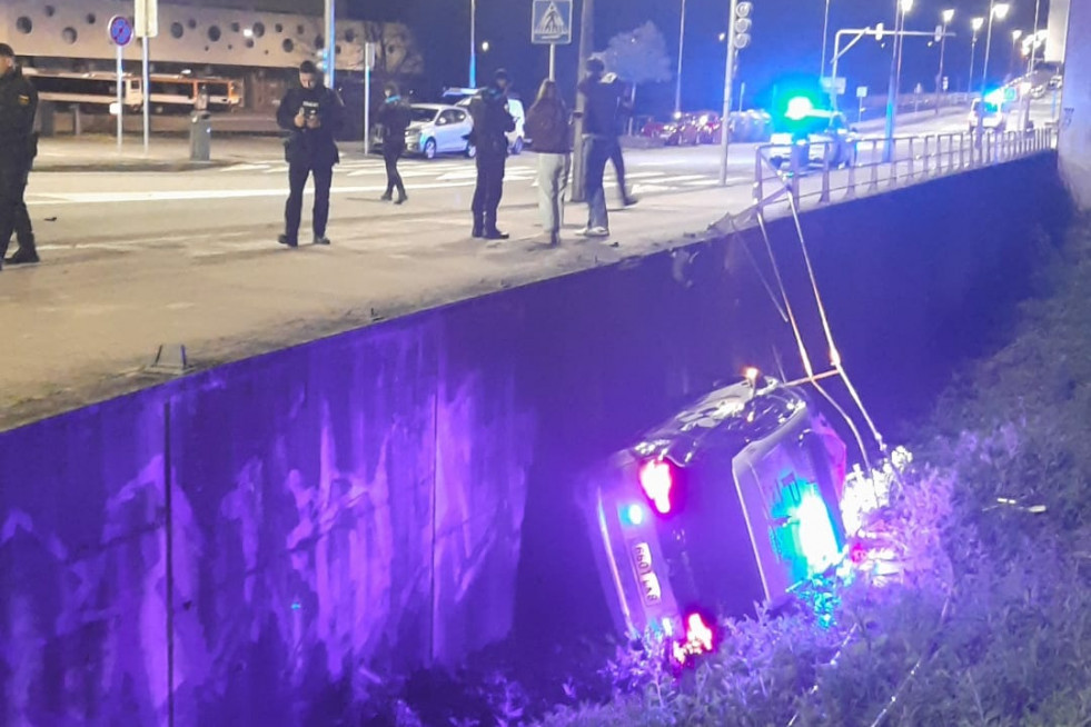 Un coche de la Policía Local cae por un desnivel tras una persecución.