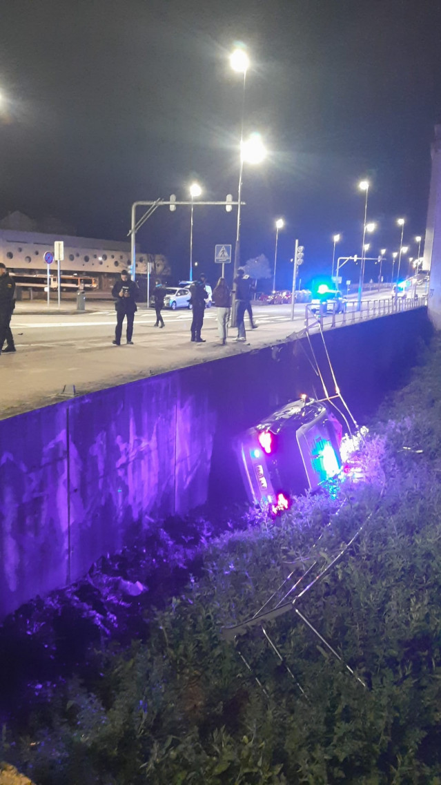 Un coche de la Policía Local cae por un desnivel tras una persecución.