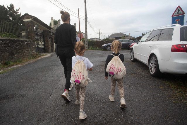 Archivo - Una madre acompaña a sus dos hijas al CEIP Manuel Mallo de Nadela, durante el primer día del curso escolar.