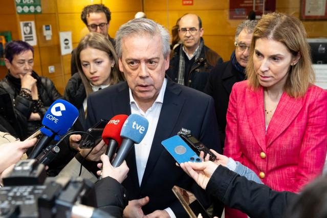 El conselleiro de Sanidade, Antonio Gómez Caamaño, atiende a los medios antes de visitar la Unidad de Atención a la Drogodependencia de Santiago de Compostela.