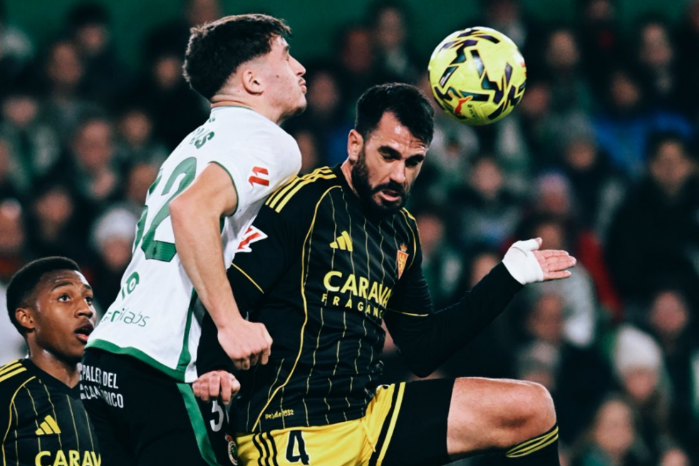 Insua pelea un balón aéreo