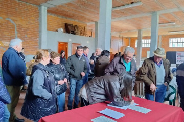 Vecinos de Abadín firmando contra las plantas de biometano de Cepsa en Quende en una imagen de la plataforma StopBiogás Abadín