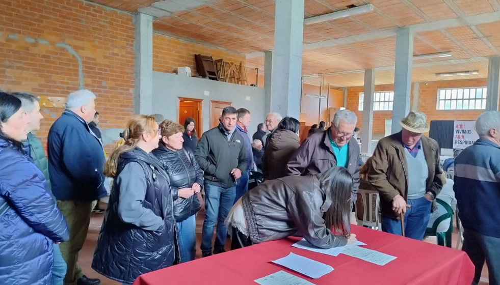 Vecinos de Abadín firmando contra las plantas de biometano de Cepsa en Quende en una imagen de la plataforma StopBiogás Abadín