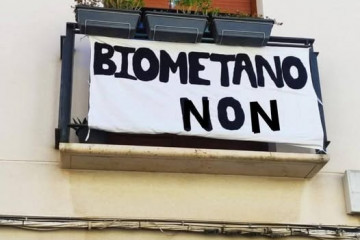 Pancarta contra la planta de biometano en una foto del PSOE de Abadín