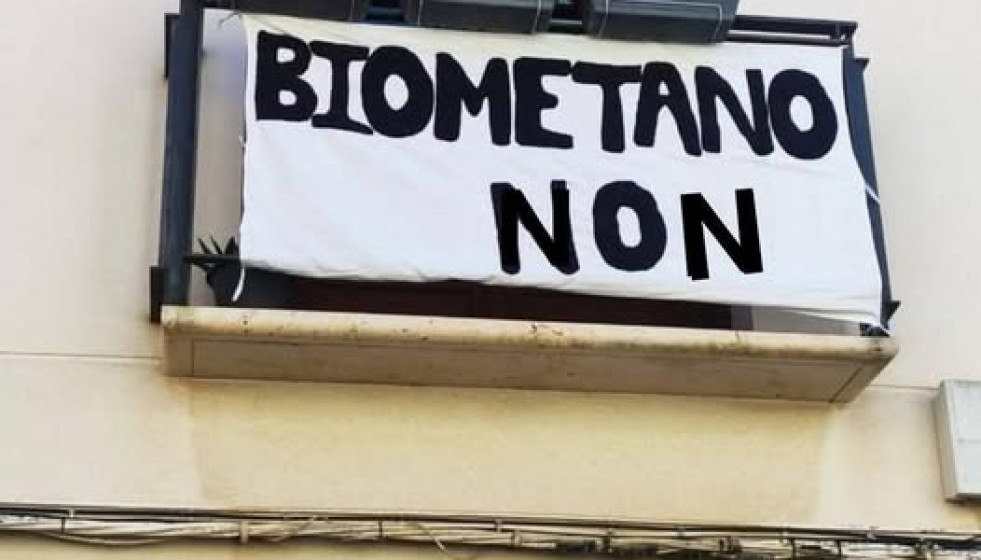 Pancarta contra la planta de biometano en una foto del PSOE de Abadín