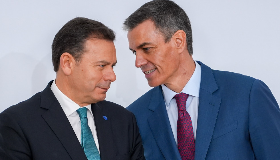 El presidente del Gobierno, Pedro Sánchez (d) y su homólogo portugués, Luis Montenegro (i) presiden la ceremonia de firma de acuerdos de la XXXVI Cumbre hispano-portuguesa, en el Aula Magna de la U