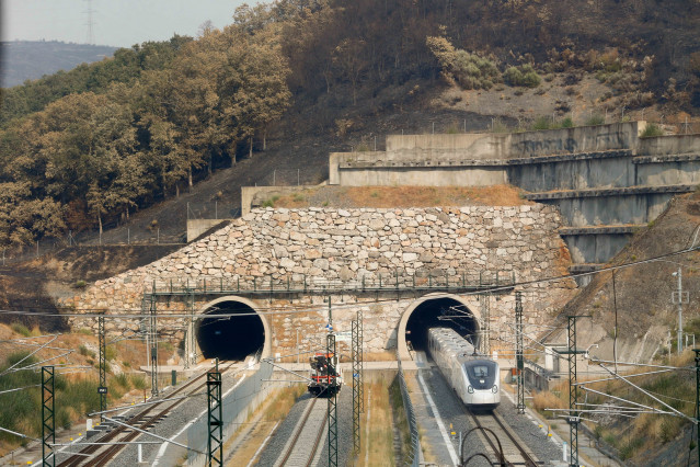 Archivo - Un tren de la línea AVE Madrid-Galicia a su paso por una zona quemada por los incendios, a 21 de agosto de 2025, en A Gudiña, Ourense, Galicia (España).