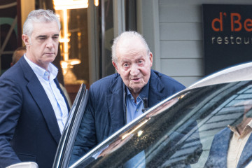 Archivo - El Rey emérito Juan Carlos I a su salida del restaurante D’Berto, a 5 de noviembre de 2025, en O Grove, Pontevedra, Galicia (España).