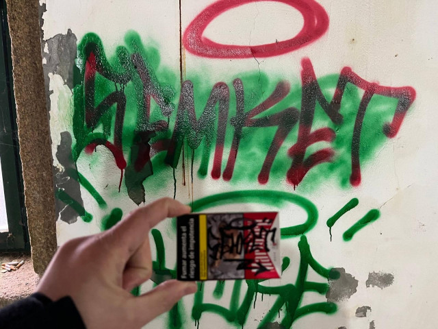 Sorprendido un grupo de ocho menores de edad mientras realizaban pintadas en el interior de los molinos de Acea de Ama