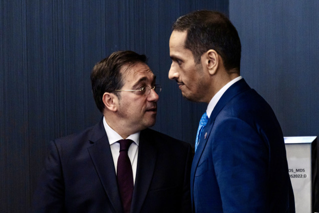 Archivo - El primer ministro y ministro de Relaciones Exteriores de Qatar, Mohammed bin Abdulrahman bin Jassim Al Thani (d), y el ministro de Asuntos Exteriores, Unión Europea y Cooperación, José Manuel Albares (i), ofrecen una rueda de prensa tras su reu