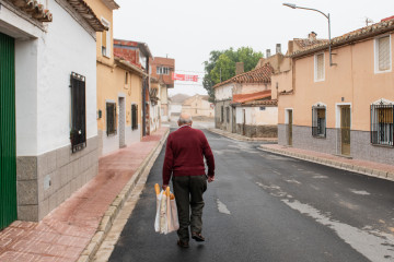 Archivo - Un vecino de la mitad par de la calle Murcia, a 28 de mayo de 2023, en Pozo Cañada, Albacete, Castilla-La Mancha (España). Hoy, 28M, se celebran elecciones municipales en un total de 8.131