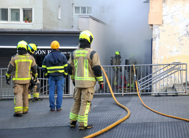 Archivo - Varios bomberos trabajan apagando el fuego, a 19 de diciembre de 2024, en Santiago de Compostela, A Coruña, Galicia (España).