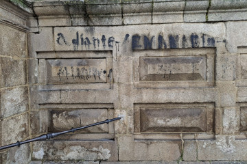 Pintada en la fachada del monasterio de Celanova de las Mocidades Galeguistas, a 6 de marzo de 2026.